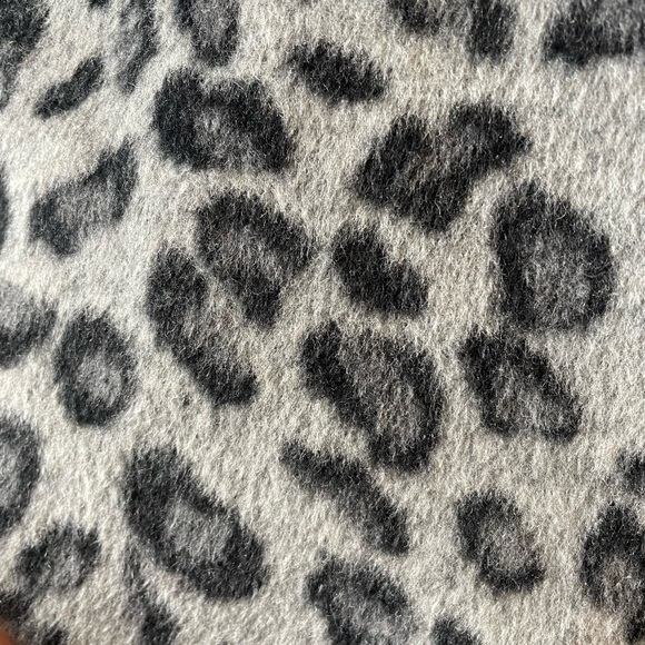 Mud Pie, women’s Medium, gray leopard print fuzzy warm cozy fall or winter coat - Picture 3 of 5